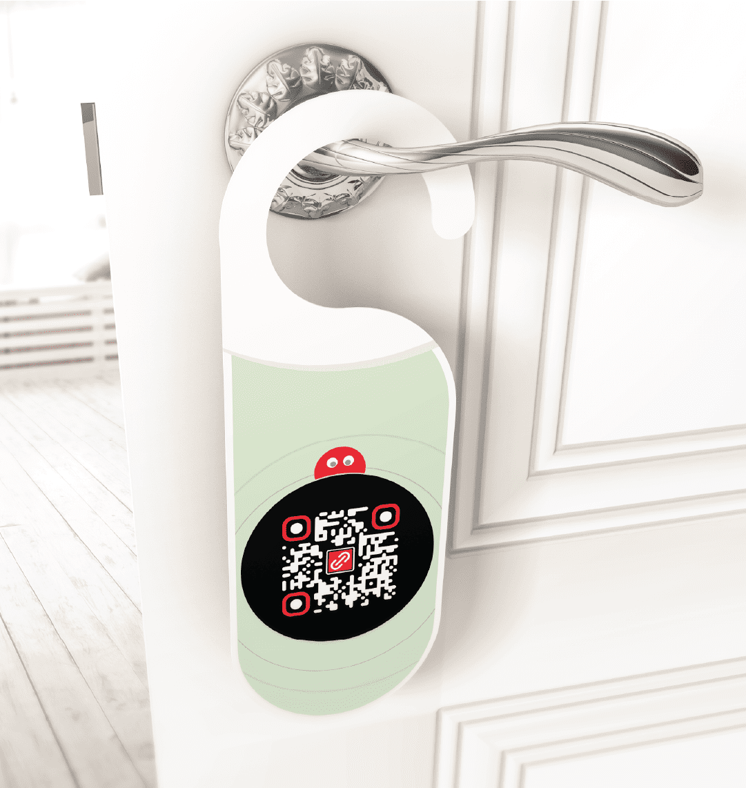 Maqueta 3D de un colgador de puerta de marketing colgando de un pomo plateado en una puerta blanca. El diseño técnico del colgador incluye un código QR central con el logo de LINK, demostrando cómo conectar campañas físicas y digitales.