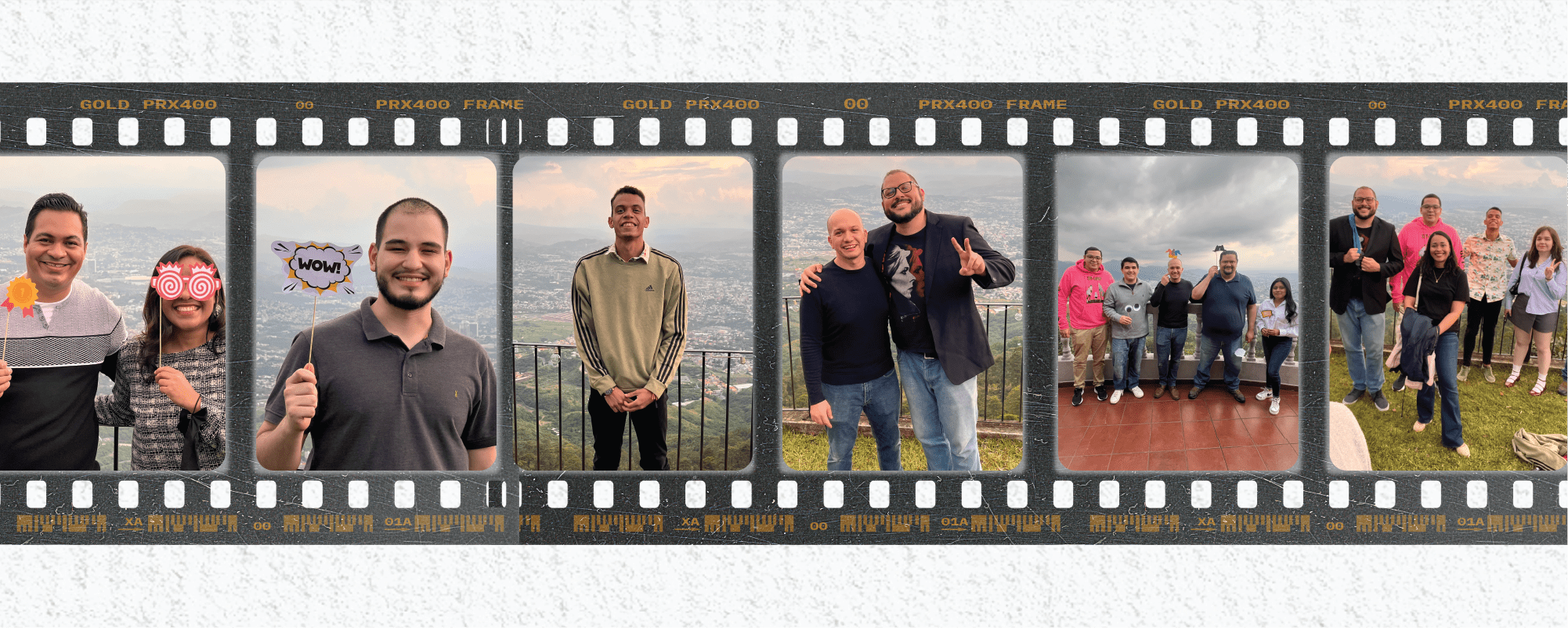 Collage fotográfico diseñado como una tira de película analógica (filmstrip) que muestra múltiples momentos de celebración del equipo de Andes Development durante su 12º aniversario. Diferentes colaboradores posan sonrientes con accesorios divertidos al aire libre, reflejando el compañerismo y la cultura corporativa de la agencia tecnológica.