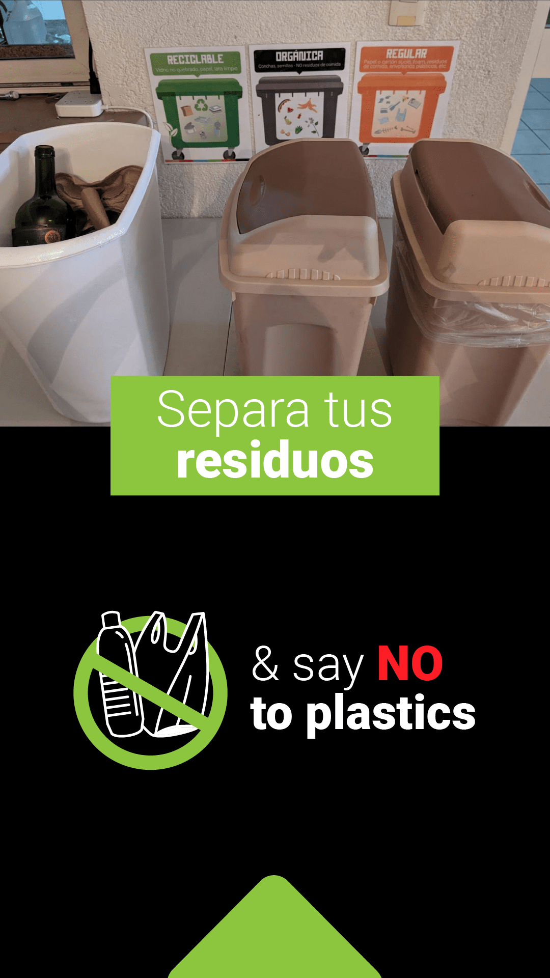 Estación de separación de residuos en las oficinas de Andes Development con basureros clasificados para material reciclable, orgánico y regular, acompañado del mensaje de concienciación ambiental: Di no a los plásticos.