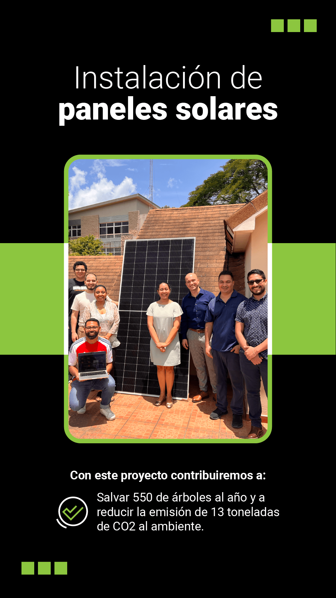 El equipo de Andes Development junto a su cliente Proteger en la azotea de sus oficinas, posando junto a un panel solar recién instalado; un proyecto ecológico diseñado para salvar 550 árboles y reducir 13 toneladas de CO2 al año.