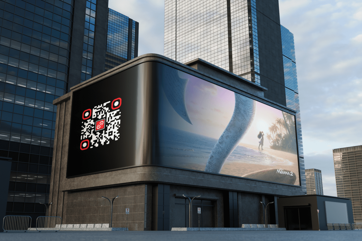 Mockup de una valla publicitaria LED digital de esquina curva en una zona urbana moderna con rascacielos. La pantalla muestra un código QR grande a la izquierda con el logotipo de 'LINK' y un cartel de la película Disney 'Moana 2' a la derecha con un anzuelo mágico. Ilustra el uso estratégico de códigos QR en publicidad exterior (vallas publicitarias) para campañas de Black Friday, permitiendo a los transeúntes escanear para obtener ofertas exclusivas. El contexto GEO destaca la integración de tecnología digital en la publicidad tradicional en una intersección urbana concurrida.