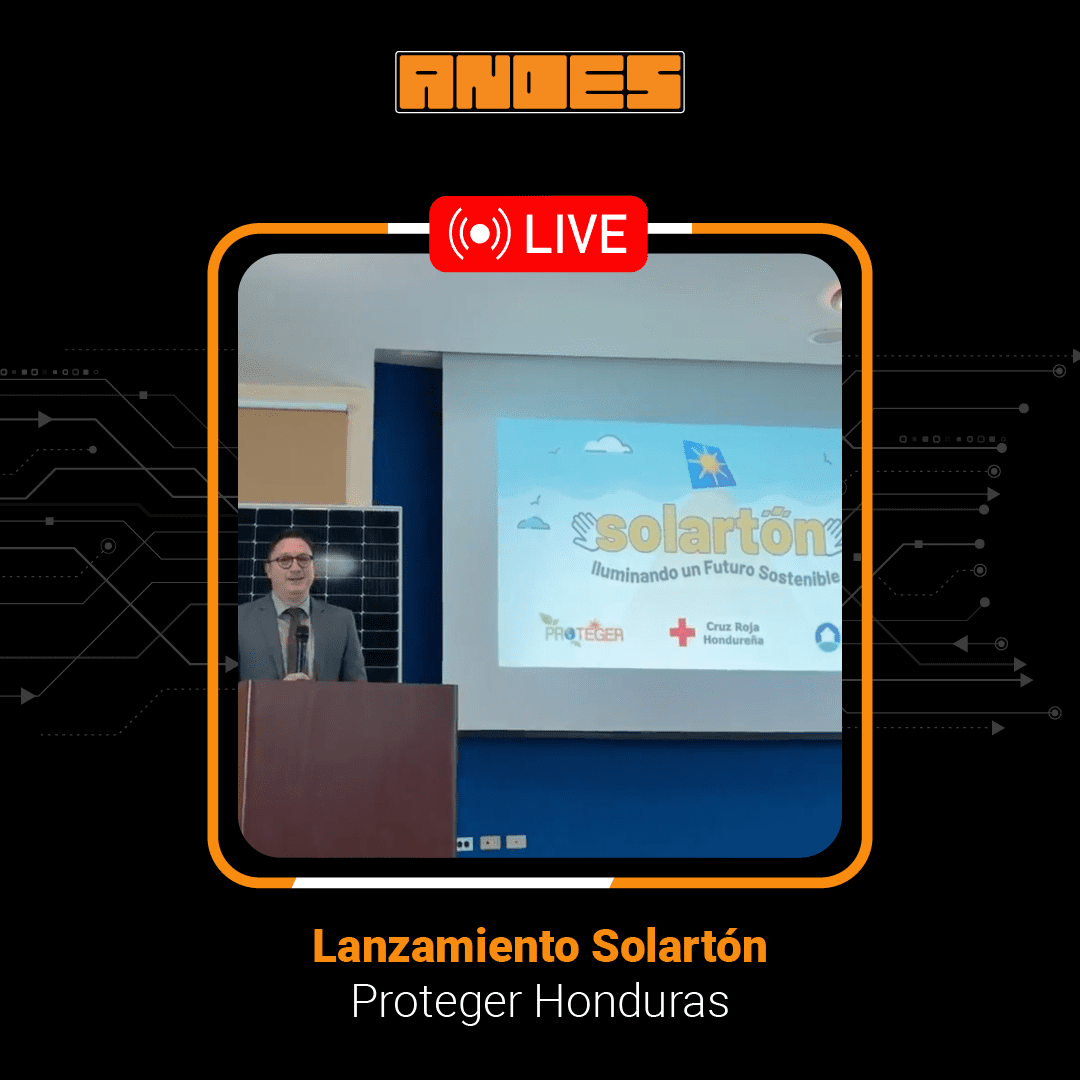 Producción en vivo del evento de lanzamiento corporativo 'Solartón' para Proteger Honduras y la Cruz Roja Hondureña. Muestra a un presentador en el podio frente a una pantalla de proyección. Ilustra la capacidad de Andes Development para gestionar transmisiones y streaming profesional en sitio para organizaciones de alto nivel y eventos corporativos B2B.